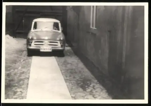 Fotografie Auto IFA P70, PKW in Einfahrt stehend