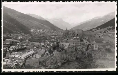 Fotografie unbekannter Fotograf, Ansicht Briancon, Panorama mit Chateau und Festungsmauer