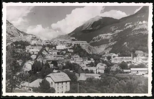 Fotografie unbekannter Fotograf, Ansicht Briancon, Panorama mit Fabrik am Ortsrand