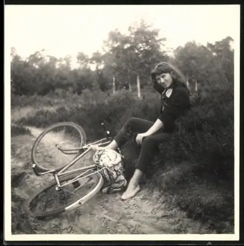Fotografie Hübsche junge Frau mit Fahrrad, Velo, Bicycle auf einem Feldweg