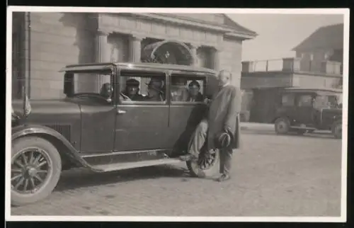Fotografie unbekannter Fotograf, Ansicht Weimar, Auto Limousine, eleganter Herr nebst PKW