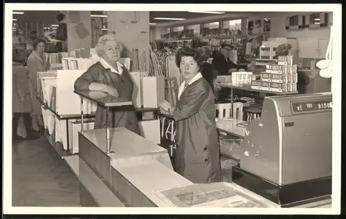 Fotografie Günter Horn, Berlin, Verkaufsdamen in einem Warenhaus - Kaufhaus nebst Registrierkasse
