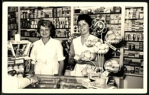 Fotografie Grieneisen, Berlin, Verkaufsdamen in einem Lebensmittelladen hinter Tresen stehend