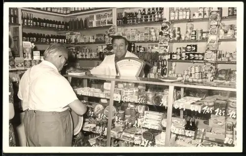 Fotografie Erich Wack, Berlin, Verkäufer im Lebensmittelladen bedient Kunde