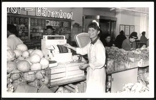 Fotografie Liebig, Berlin-Friedenau, Lebensmittelgeschäft, hübsche Verkaufsdame bedient Registrierkasse