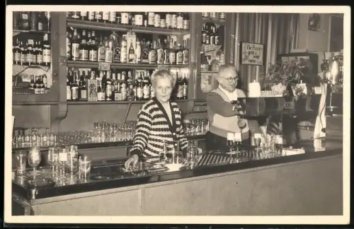 Fotografie Kircks, Berlin, Kneipe - Gaststätte, Wirt beim Bier zapfen, Wirtin spült Gläser