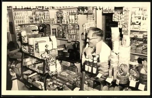 Fotografie Verkäufer im Lebensmittelladen, Coca Cola Preistafel und viele verschiedene Produkte