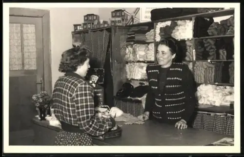 Fotografie Krueger, Berlin-Steglitz, Verkaufsdame und Kundin in einem Textilwarenladen