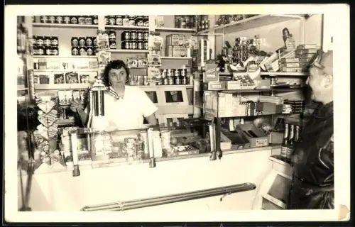 Fotografie Verkaufsdame in einem Lebensmittelladen, Produkte von Knorr, Vivil, Milkana uvm.