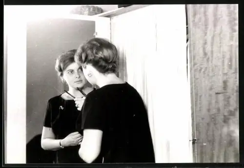 Fotografie Hausfrau prüft im Spiegel ihre Schminkkünste