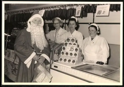 Fotografie Fritz Eberhard Kirsch, Berlin-Friedenau, Weihnachtsmann & Fachverkäuferinnen einer Fleischerei - Metzgerei