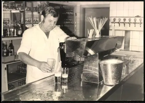 Fotografie Kneipe - Gaststätte, Wirt zapft Bier am Bar-Tresen