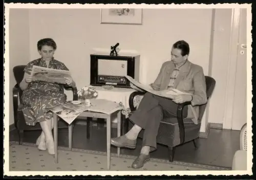 Fotografie Paar liest Zeitung neben Radio - Radioempfänger