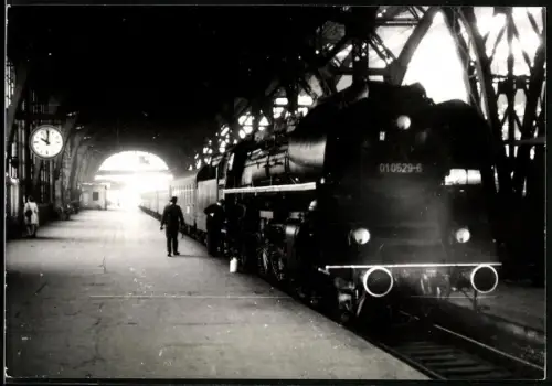 Fotografie Gotthard Paul, Hoyerswerda, Ansicht Leipzig, DDR Reichsbahn Personenzug mit Dampflok 01 0529-6 im Bahnhof