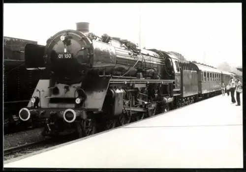 Fotografie Dieter Müller, Naumburg / Saale, Ansicht Coburg, DDR Reichsbahn Personenzug mit Dampflok 01 150 im Bahnhof