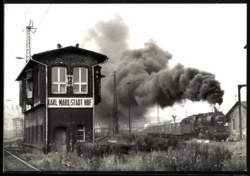 Fotografie unbekannter Fotograf, Ansicht Karl-Marx-Stadt, Reichsbahn DDR, Personenzug mit Dampflok Nr. 50 3673-6