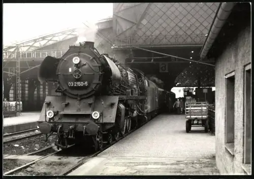 Fotografie Gotthard Paul, Hoyerswerda, Ansicht Dresden, DDR Reichsbahn Personenzug mit Dampflok Nr. 03 2150-5 im Bahnhof