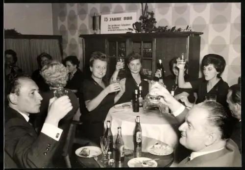 Fotografie Hempel, Karl-Marx-Stadt, Kollegen der Sozialen Arbeit feiern 15 Jahre DDR mit Trinkgelage