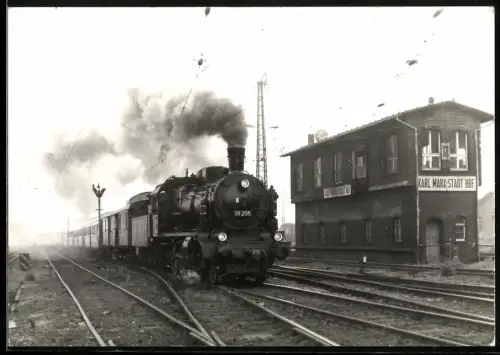 Fotografie unbekannter Fotograf, Ansicht Karl-Marx-Stadt, DDR Reichsbahn Personenzug mit Dampflok Nr. 38 205 am Bahnhof