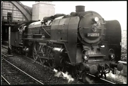 Fotografie Gotthard Paul, Hoyerswerda, Ansicht Berlin, DDR Reichsbahn Personenzug mit Dampflok 01 2207-7 im Ostbahnhof