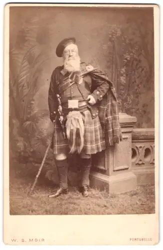 Fotografie W. S. Moir, Portobello, High Street, älterer Schotte in traditioneller schottischer Tracht, Kilt mit Sporran