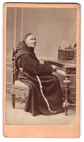 Fotografie Carl Mindner, Salzburg, Franziskanermönch Peter Singer, Erfinder des Pansynphonikons an selbigen