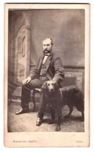 Fotografie Augustus Mahalski, York, Stonegate 29, englischer Herr mit seinem Hund