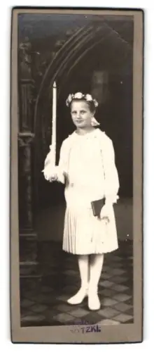 Fotografie Fotograf Dubotzki, Ort unbekannt, Mädchen mit Kerze und Blumenkranz