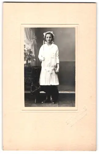 Fotografie F. Serebrinek, Solothurn, Kabinettfotografie eines Mädchens mit Kerze