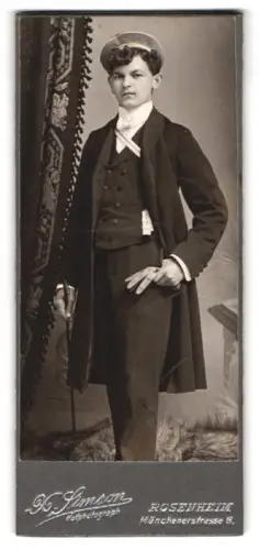 Fotografie H. Simson, Rosenheim, Münchenerstrasse 6, Porträt eines Studenten mit Tellermütze, Couleur und Bierzipfel