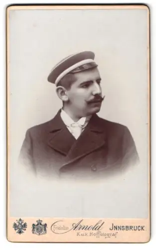 Fotografie Fridolin Arnold, Innsbruck, Landhausstrasse 7, Porträt eines Studenten mit Schirmmütze und Schnurrbart