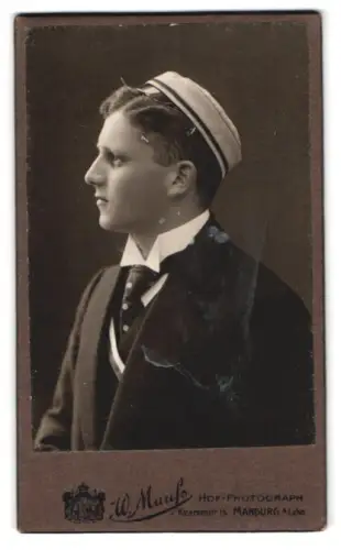 Fotografie W. Mauss, Marburg /Lahn, Kaserne 15, Student mit Schirmmütze und Couleur im Profil