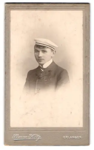 Fotografie Simon Katz, Erlangen, Pratergarten, Porträt eines Studenten mit Tellermütze und Couleur