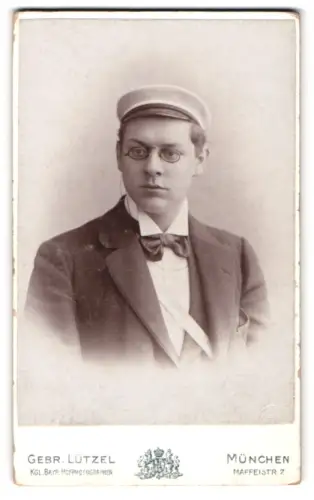 Fotografie Gebr. Lützel, München, Maffeistr. 7, L. Stenglein als Student mit Tellermütze, Couleur und Brille 1897