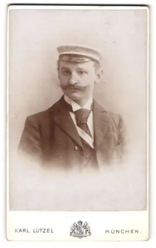 Fotografie Karl Lützel, München, Dachauerstrasse 19, Porträt von M. Nagwes als Student mit Tellermütze und Couleur 1897