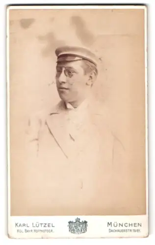 Fotografie Karl Lützel, München, Dachauerstr. 19/21, Porträt eines Studenten mit Tellermütze und Brille