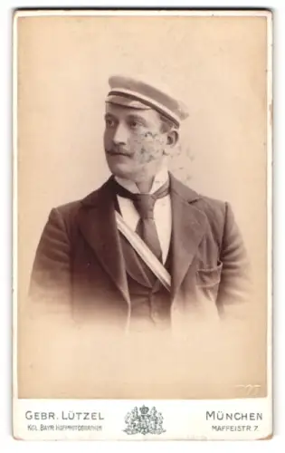 Fotografie Gebr. Lützel, München, Maffeistr. 7, Fritz Schwaab als Student mit Tellermütze und Couleur 1897