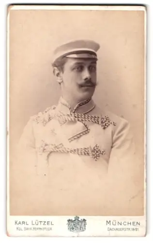 Fotografie Karl Lützel, München, Dachauerstr. 19/21, Porträt von H. Rohrer als Student mit Tellermütze und Couleur 1898