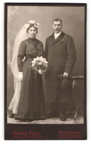 Fotografie Georg Pöltl, Miesbach /Ob. Bayern, Hochzeitsporträt eines Paares mit Blumenstrauss