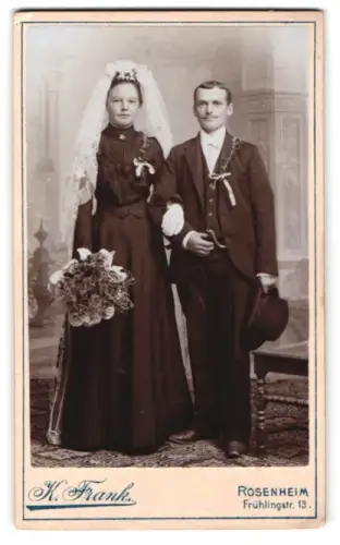 Fotografie H. Frank, Rosenheim, Frühlingsstrasse 13, Hochzeitspaar in feierlicher Pose mit Schleier und Blumenstrauss