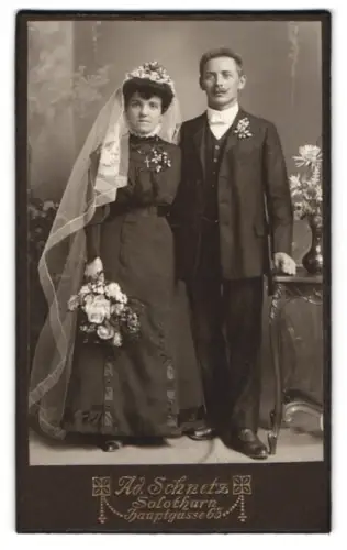 Fotografie Ad. Schnetz, Solothurn, Hauptgasse 63, Junges Hochzeitspaar mit Schleier im Studio