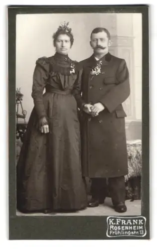 Fotografie K. Frank, Rosenheim, Frühlingstr. 13, Brautpaar posiert zusammen im Atelier