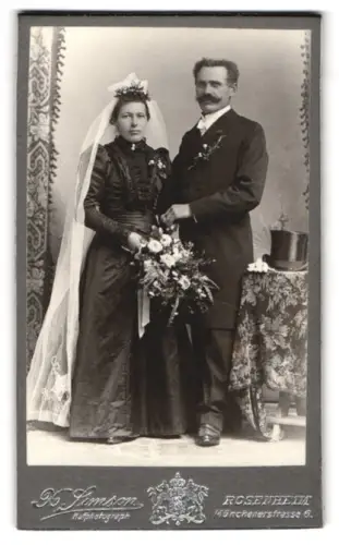 Fotografie H. Simson, Rosenheim, Münchenerstrasse 6, Hochzeitsporträt eines Paares mit Zylinder und Schleier