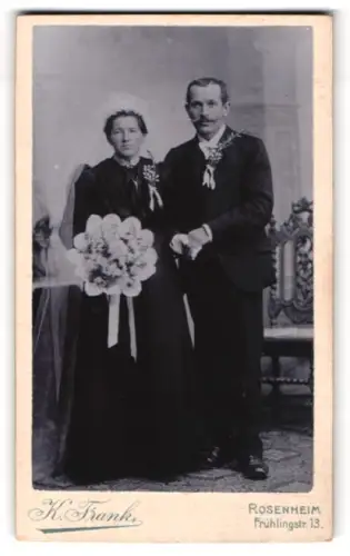 Fotografie K. Frank, Rosenheim, Frühlingsstr. 13, Brautpaar mit Blumenstrauss im Atelier