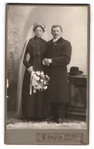 Fotografie M. Hauch, Prien, Hochzeitspaar mit Blumenstrauss im Atelier