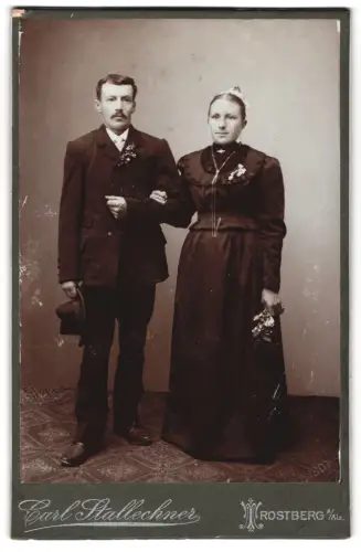 Fotografie Carl Stallechner, Trostberg a. Alz., Elegantes Hochzeitspaar posiert Arm in Arm