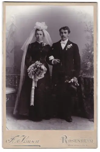 Fotografie F. Simson, Rosenheim, Münchenerstr. 6, Junges Hochzeitspaar mit Schleier und Blumenstrauss im Studio