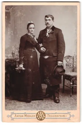 Fotografie Anton Miehler, Traunstein, Königsstrasse, Elegantes Brautpaar posiert zusammen