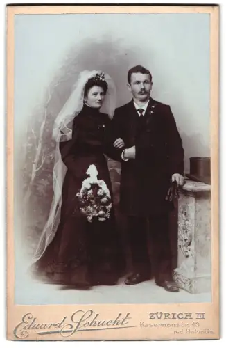 Fotografie Eduard Schucht, Zürich, Kasernenstr. 13, Hochzeitspaar mit Blumenstrauss und Schleier im Studio