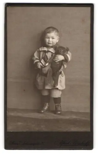 Fotografie Alfred Bischoff, Jena, Johannisplatz 25, Kleiner Junge mit Teddy in den Armen